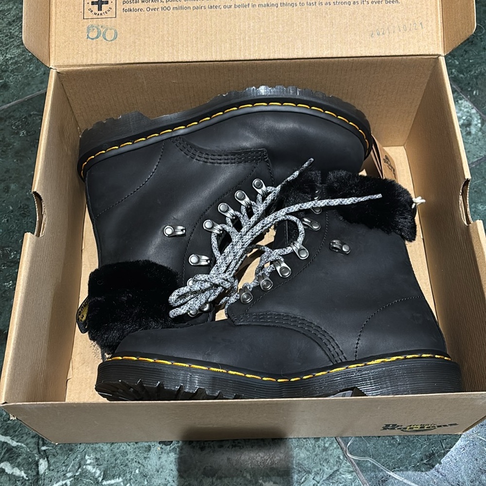 NWT women’s 7 Doc Marten Serena Collar fuzzy black leather boots